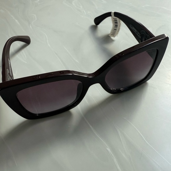 CHANEL Black Cat-Eye Sunglasses with Glossy Finish - Picture 1 of 5
